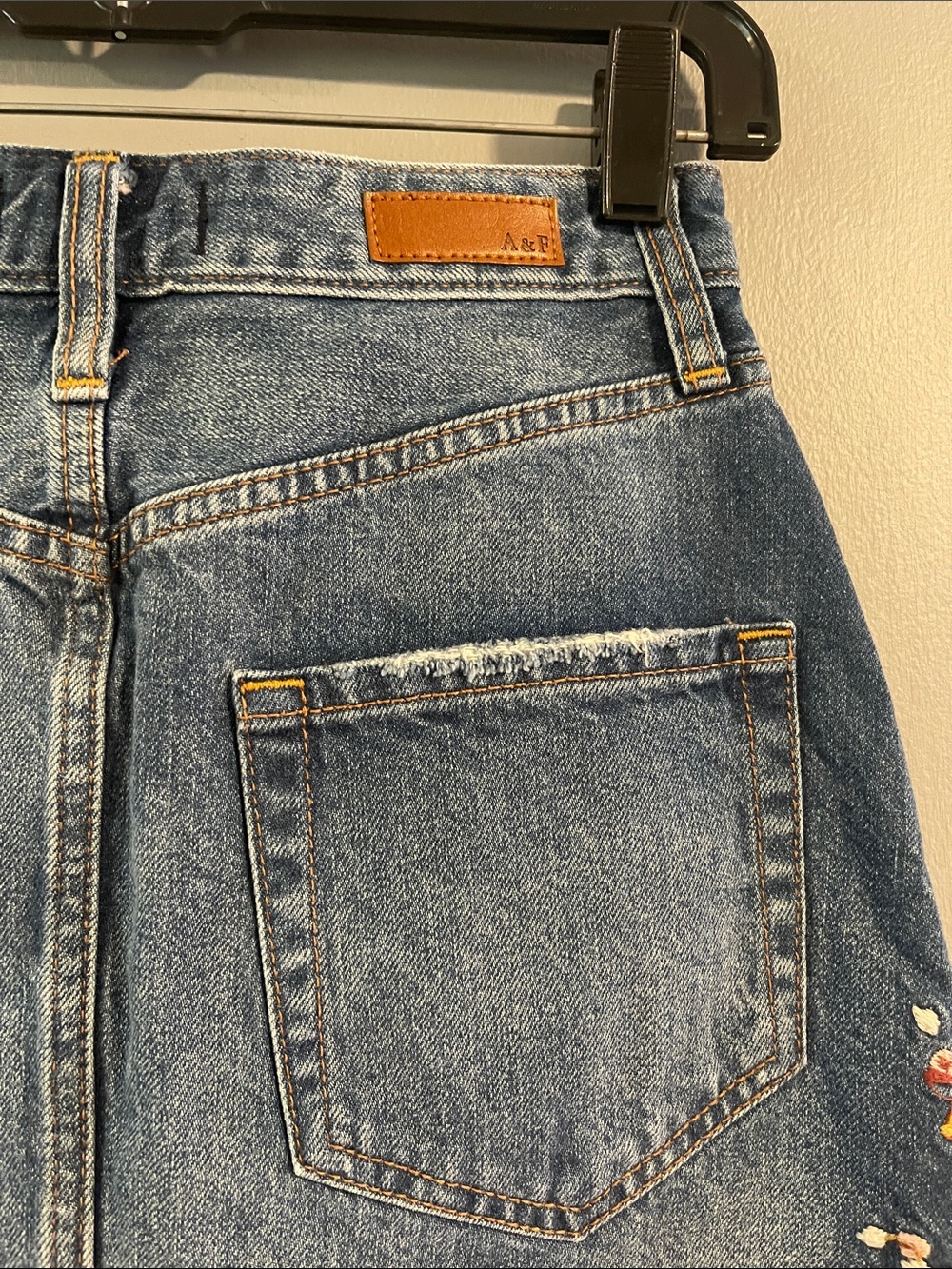 Abercrombie & Fitch Floral Embroidered Denim Mini Skirt Size 24 - Picture 5 of 6